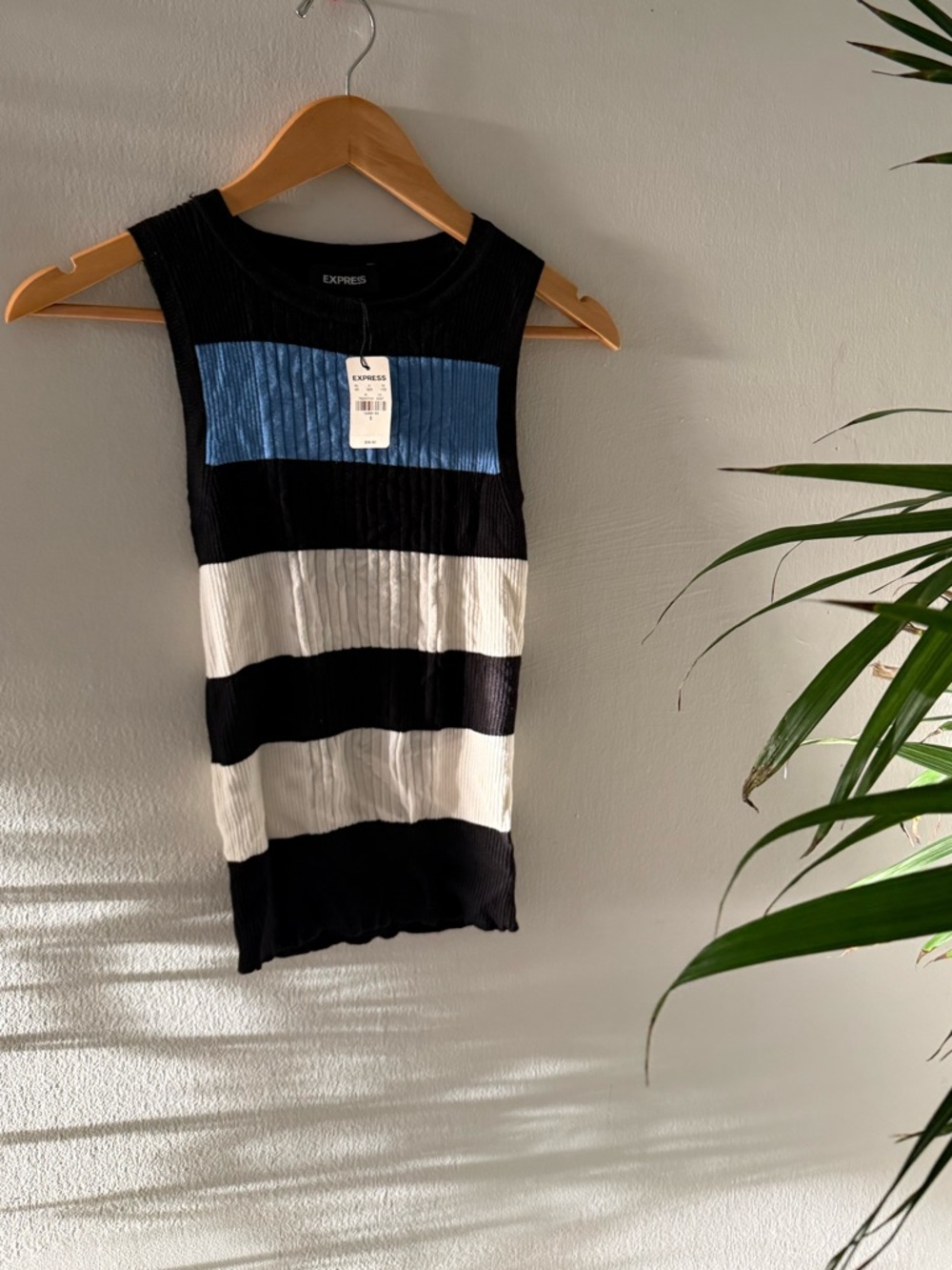 Express Sleeveless top w/ Stripes • Blusa rayada sin mangas para mujer